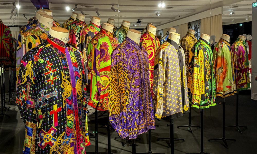 El Museo Maillol de París dedica una exposición a la obra del diseñador italiano Gianni Versace (1946-1997), cuyos conjuntos y diseños se cuentan entre los más célebres de la historia de la moda, 80 años después de su nacimiento. La muestra, titulada 'Gianni Versace. Retrospective', sigue el recorrido del estilista desde sus primeras influencias a orillas del Mediterráneo, en su Regio Calabria natal (al sur de Italia), hasta las más exclusivas pasarelas de París, y estará disponible "durante todo el verano". EFE/ Pol Lloberas Cardona