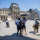 Personas se protegen del sol con paraguas frente al Museo del Louvre en París, este sábado. EFE/EPA/CHRISTOPHE PETIT TESSON