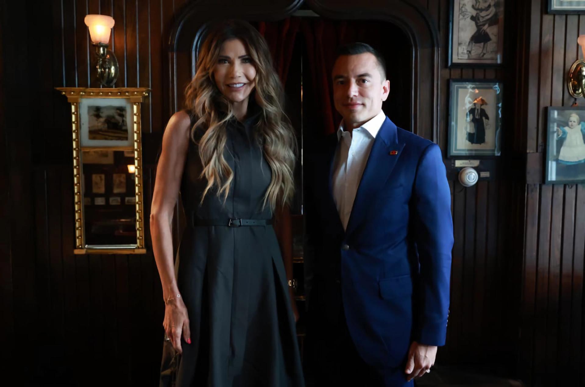 Fotografía difundida en la cuenta oficial @Presidencia_Ec de la Presidencia de Ecuador en la red social X donde aparece su mandatario Daniel Noboa junto a la enviada especial para el Escudo de las Américas, Kristi Noem, durante una reunión este jueves, en Nueva York (Estados Unidos). EFE/ @Presidencia_Ec