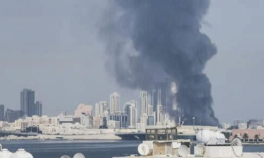 Vista de una columna de humo en Baréin tras un ataque de lLa Guardia Revolucionaria contra bases estadounidenses situadas en Baréin, Catar y Emiratos Árabes como represalia por los bombardeos de Estados Unidos e Israel. EFE