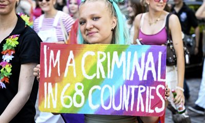 Una persona sostiene una pancarta durante la marcha del Orgullo LGTBI de Helsinki (Finlandia). EFE/EPA/KIMMO BRANDT