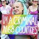 Una persona sostiene una pancarta durante la marcha del Orgullo LGTBI de Helsinki (Finlandia). EFE/EPA/KIMMO BRANDT