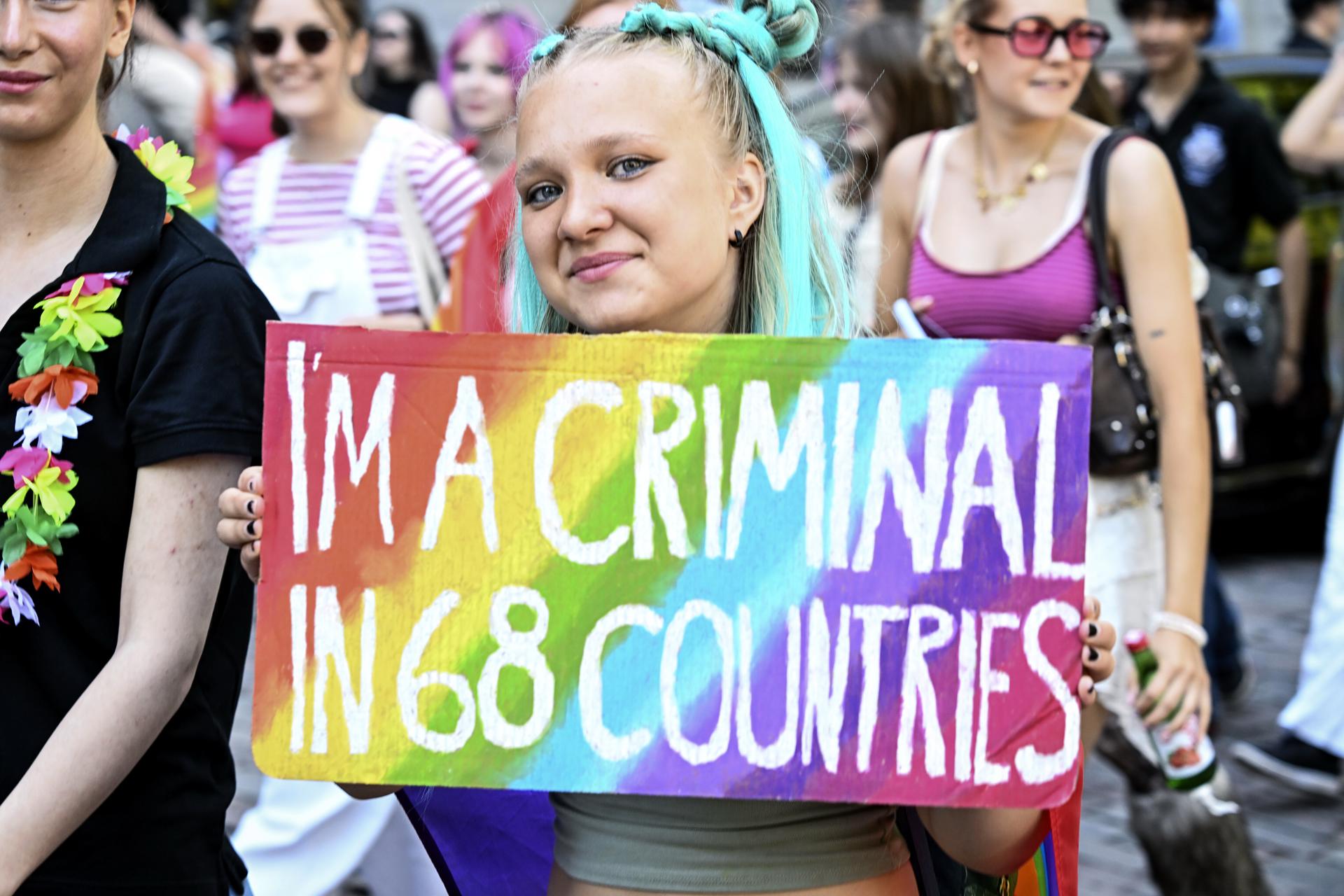 Una persona sostiene una pancarta durante la marcha del Orgullo LGTBI de Helsinki (Finlandia). EFE/EPA/KIMMO BRANDT