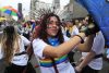 Una persona participa en la marcha del Día del Orgullo LGTBI este domingo, en Bogotá (Colombia). EFE/ Carlos Ortega
