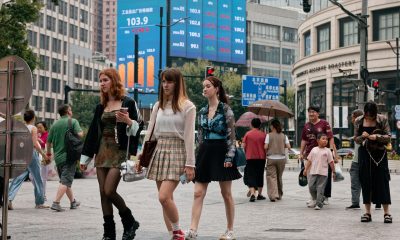 Viandantes caminan este martes por una calle de Shanghái (China), donde se ven pantallas con cifras económicas. 
Shanghai (China), 30/06/2026.- People walk on a street below a large screen showing latest economy data in Shanghai, China, 30 June 2026. China’s NBS Manufacturing PMI increased to 50.3 in June 2026, up from 50.0 the previous month and above the expected 50.1. This solidifies a broader second-quarter recovery for factory activity, driven by strong high-tech exports linked to the AI boom, despite weak shipments of other goods amid low domestic demand. EFE/EPA/ALEX PLAVEVSKI