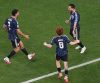 Lionel Messi (d) descansó una hora y en los restantes 30 minutos anotó un golazo de tiro libre que lo consolidó en Arlington (Texas) con 6 como máximo goleador del torneo y elevó a 19 su récord en la historia de todas las copas. EFE/EPA/ALBERT PENA
