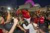 Cientos de personas salieron a las calles de Rabat a celebrar la clasificación de Marruecos frente a los Países Bajos después de seguir un partido que mantuvo despierto al país hasta la madrugada. EFE/EPA/JALAL MORCHIDI
