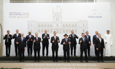 Fotografía que muestra de izquierda a derecha, en primera fila, al presidente de Chile, José Antonio Kast, junto a sus homólogos de Uruguay, Yamandú Orsi; de Paraguay, Santiago Peña; de Brasil, Luiz Inácio Lula da Silva; de Bolivia, Rodrigo Paz, y de Ecuador, Daniel Noboa, durante la LXVIII Reunión Ordinaria de Jefes de Estado del Mercosur este martes, en Luque (Paraguay). EFE/ Juan Pablo Pino