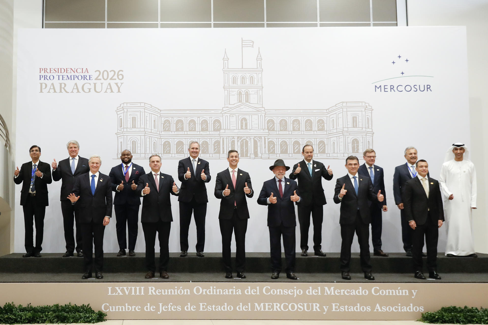 Fotografía que muestra de izquierda a derecha, en primera fila, al presidente de Chile, José Antonio Kast, junto a sus homólogos de Uruguay, Yamandú Orsi; de Paraguay, Santiago Peña; de Brasil, Luiz Inácio Lula da Silva; de Bolivia, Rodrigo Paz, y de Ecuador, Daniel Noboa, durante la LXVIII Reunión Ordinaria de Jefes de Estado del Mercosur este martes, en Luque (Paraguay). EFE/ Juan Pablo Pino