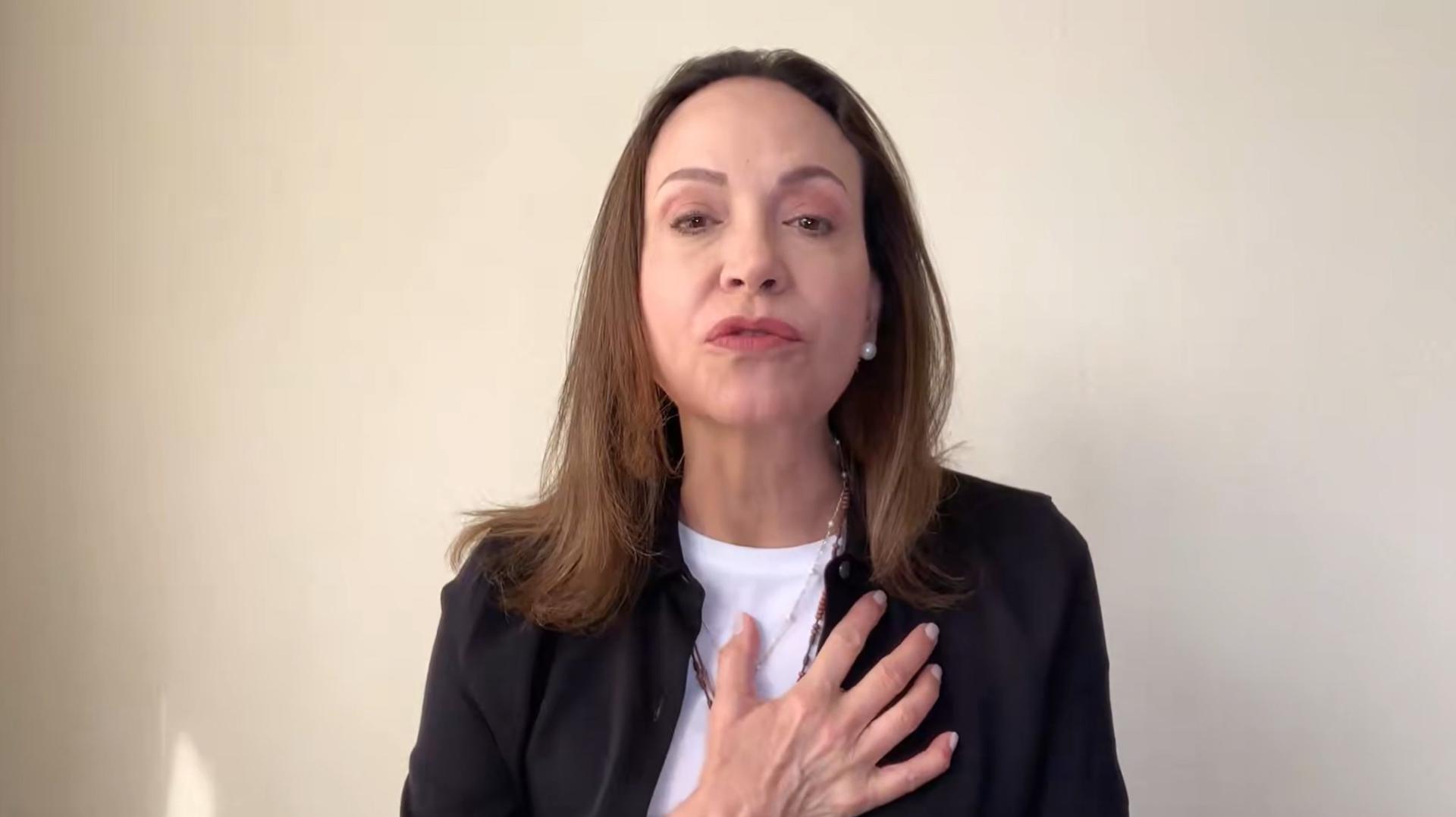Captura de un video difundido en la cuenta en X @MariaCorinaYA de la líder opositora venezolana y Premio Nobel de la Paz María Corina Machado donde denunció este lunes, que el Gobierno venezolano cerró el espacio aéreo comercial para impedir su regreso al país desde Panamá, donde planeaba viajar a Venezuela para apoyar a las víctimas de los terremotos. EFE/ @MariaCorinaYA