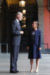 Fotografía cedida por la presidencia de México, que muestra a su mandataria Claudia Sheinbaum (d) hablando con el rey Felipe VI de España este jueves, en el Palacio Nacional de Ciudad de México (México). EFE/ Presidencia de México /SOLO USO EDITORIAL/ NO VENTAS/ SOLO DISPONIBLE PARA ILUSTRAR LA NOTICIA QUE ACOMPAÑA (CRÉDITO OBLIGATORIO)
