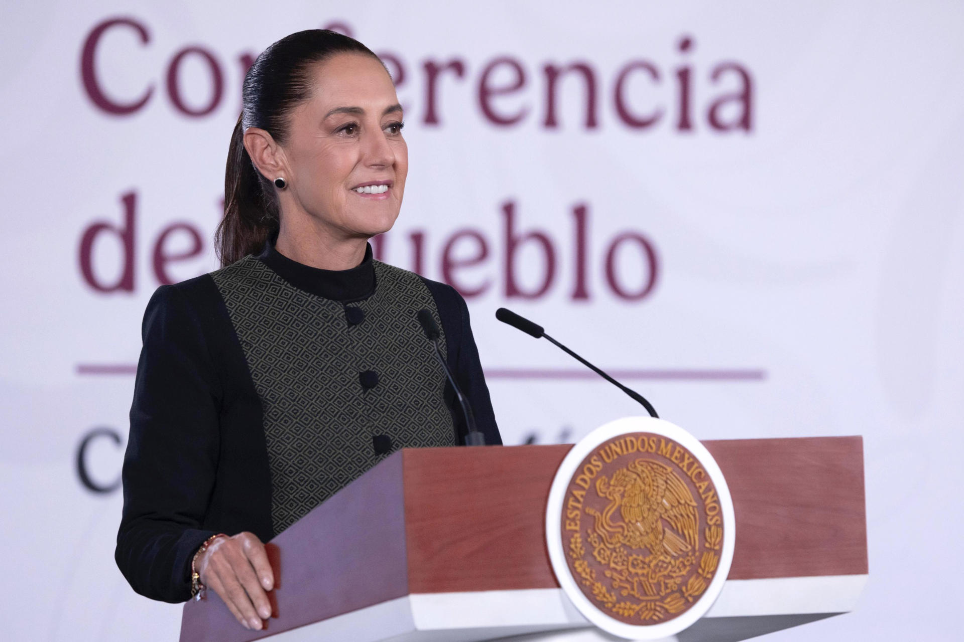 Fotografía cedida por la Presidencia de México de su mandataria Claudia Sheinbaum, hablando en una rueda de prensa este martes en el Palacio Nacional en Ciudad de México (México). EFE/ Presidencia de México /SOLO USO EDITORIAL/NO VENTAS/SOLO DISPONIBLE RAPA ILUSTRAR LA NOTICIA QUE ACOMPAÑA (CRÉDITO OBLIGATORIO)