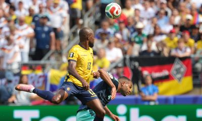 Enner Valencia (i), de Ecuador, disputa el balón con Jonathan Tah, de Alemania, este jueves en un partido del grupo E del Mundial 2026 en el estadio MetLife de Nueva Jersey (Estados Unidos). EFE/ Sebastiao Moreira