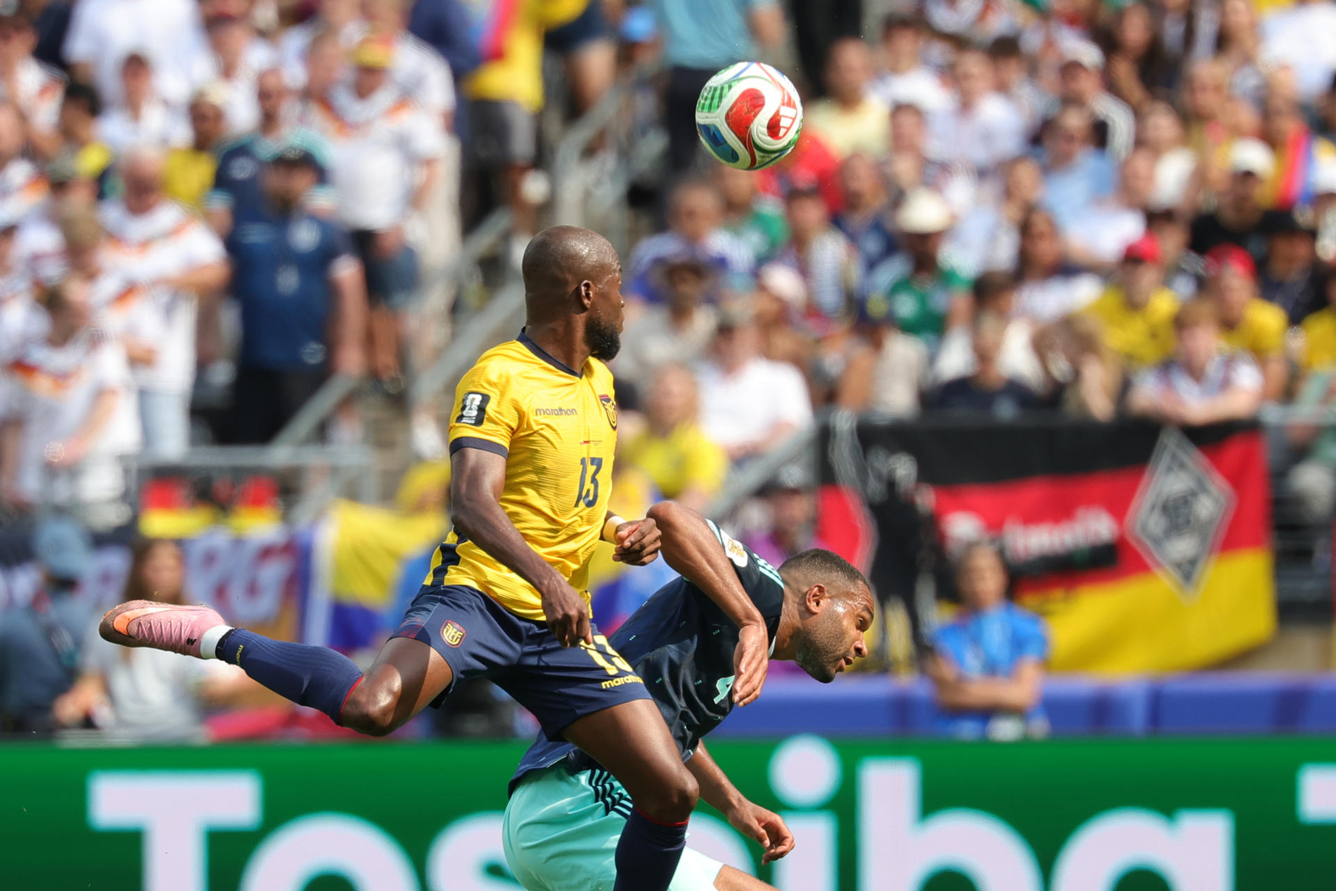 Enner Valencia (i), de Ecuador, disputa el balón con Jonathan Tah, de Alemania, este jueves en un partido del grupo E del Mundial 2026 en el estadio MetLife de Nueva Jersey (Estados Unidos). EFE/ Sebastiao Moreira