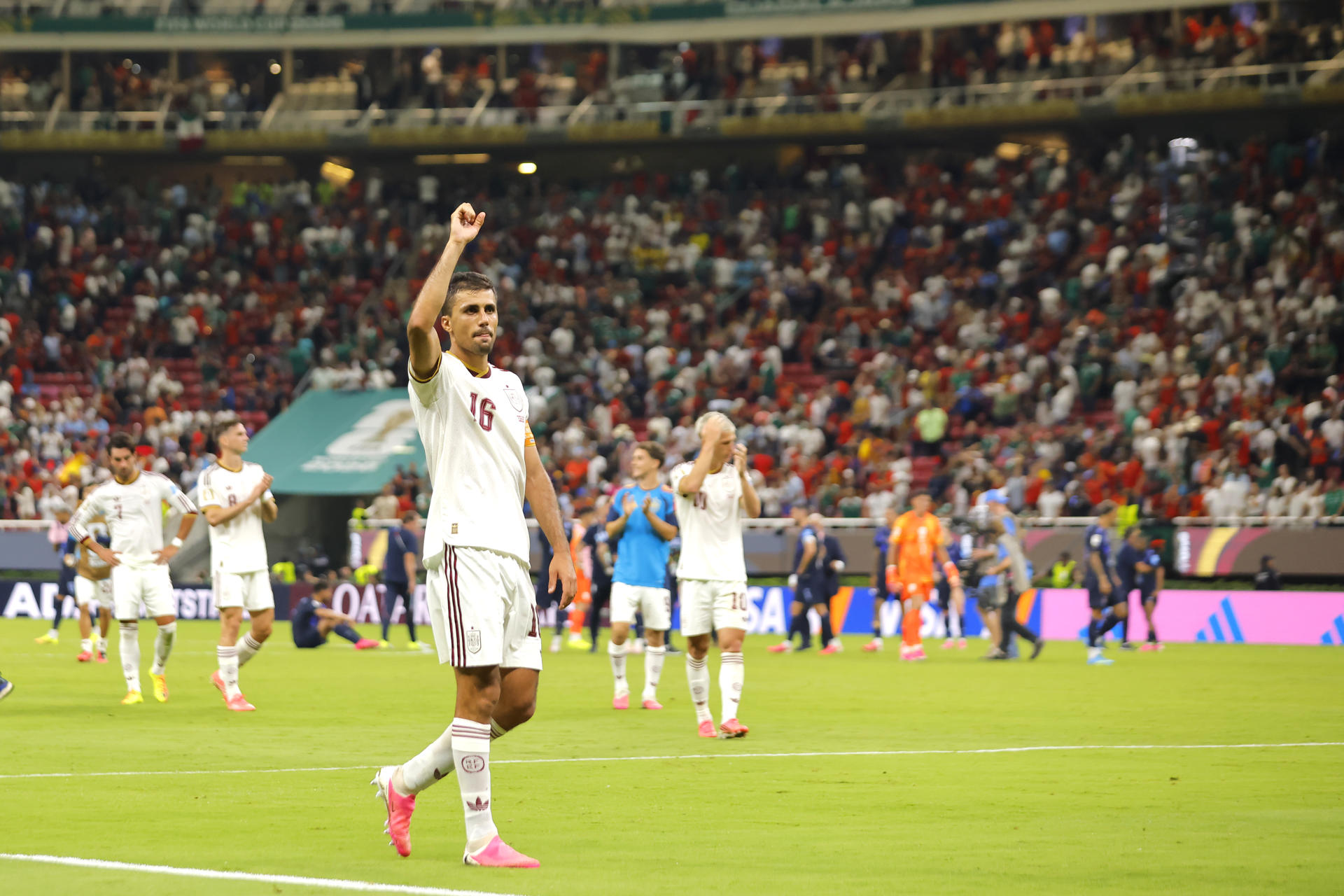 Rodri Hernández de España celebra al finalizar el partido del grupo H del Mundial de la FIFA 2026 entre Uruguay y España en el estadio Akron en Guadalajara (México). EFE/ Francisco Guasco