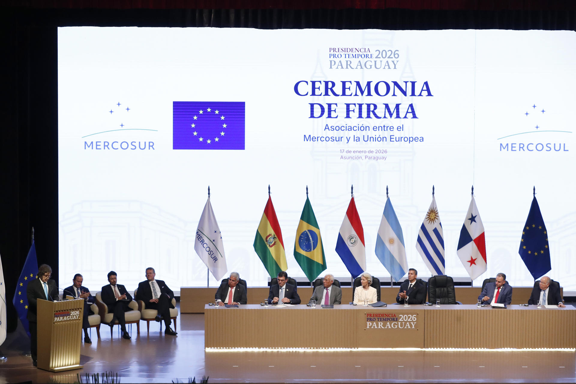Fotografía de archivo del presidente de Argentina, Javier Milei (i), durante la ceremonia de la firma del acuerdo de libre comercio entre la Unión Europea (UE) y los países del Mercosur en Asunción (Paraguay). EFE/ Juan Pablo Pino