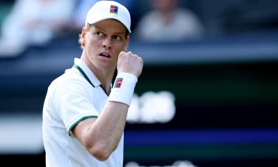 Jannik Sinner, número 1 del mundo, celebra un punto ante el serbio Miomir Kecmanovic en la primera ronda de Wimbledon. EFE/EPA/ADAM VAUGHAN