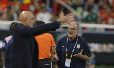 El seleccionador de Uruguay, Marcelo Bielsa (d), aseguró este viernes en Guadalajara que los goles que recibió su equipo a lo largo del Mundial de fútbol eran "evitables", pero señaló que es el "responsable" del fracaso de la Celeste en el Mundial. EFE/ Francisco Guasco