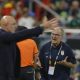 El seleccionador de Uruguay, Marcelo Bielsa (d), aseguró este viernes en Guadalajara que los goles que recibió su equipo a lo largo del Mundial de fútbol eran "evitables", pero señaló que es el "responsable" del fracaso de la Celeste en el Mundial. EFE/ Francisco Guasco