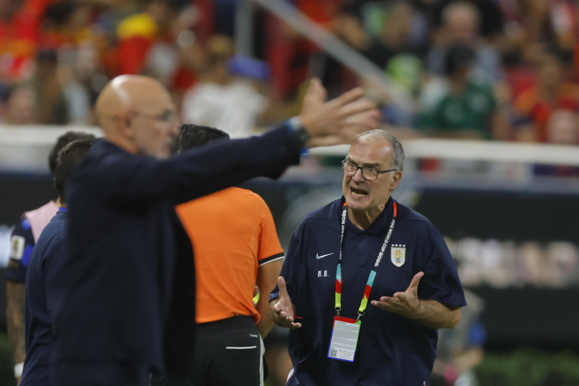 El seleccionador de Uruguay, Marcelo Bielsa (d), aseguró este viernes en Guadalajara que los goles que recibió su equipo a lo largo del Mundial de fútbol eran "evitables", pero señaló que es el "responsable" del fracaso de la Celeste en el Mundial. EFE/ Francisco Guasco