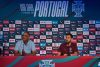 El centrocampista portugués Bernardo Silva (d) en rueda de prensa en la sede de concentración de la selección nacional de Portugal en Palm Beach (Florida, EEUU). EFE/ Alberto Boal
