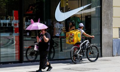 Fotografía de archivo del logo de Nike en una tienda en Zaragoza (España). EFE/Javier Cebollada