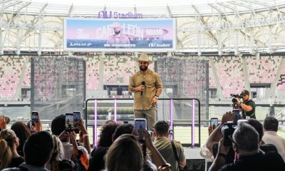 Fotografía cedida por Inter Miami CF donde aparece el cantante mexicano Carín León durante una rueda de prensa este jueves, donde aseguró que conocer al exfutbolista inglés David Beckham es para él "como estar conociendo a Superman", en el Nu Stadium en Miami, Florida (EE.UU.). EFE/ Inter Miami CF /SOLO USO EDITORIAL /NO VENTAS /SOLO DISPONIBLE PARA ILUSTRAR LA NOTICIA QUE ACOMPAÑA /CRÉDITO OBLIGATORIO