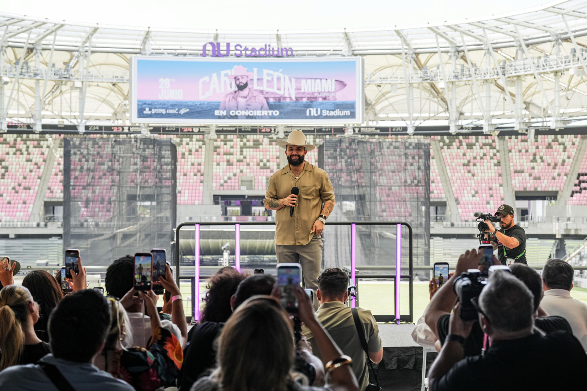 Fotografía cedida por Inter Miami CF donde aparece el cantante mexicano Carín León durante una rueda de prensa este jueves, donde aseguró que conocer al exfutbolista inglés David Beckham es para él "como estar conociendo a Superman", en el Nu Stadium en Miami, Florida (EE.UU.). EFE/ Inter Miami CF /SOLO USO EDITORIAL /NO VENTAS /SOLO DISPONIBLE PARA ILUSTRAR LA NOTICIA QUE ACOMPAÑA /CRÉDITO OBLIGATORIO