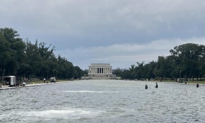 Fotografía de archivo del estanque reflectante situado frente al Monumento a Abraham Lincoln (atrás) que se llenó de algas y tiñeron de verde el agua, en Washington (EE.UU.). EFE/ Leonor Trinidad