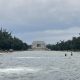 Fotografía de archivo del estanque reflectante situado frente al Monumento a Abraham Lincoln (atrás) que se llenó de algas y tiñeron de verde el agua, en Washington (EE.UU.). EFE/ Leonor Trinidad
