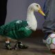 El pato Merlín posa con un balón de fútbol en Ciudad de México (México). EFE/Mario Guzmán