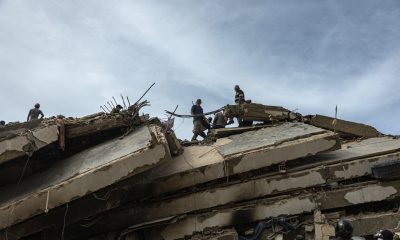 Rescatistas realizan labores de búsqueda de personas desaparecidas en una zona afectada por los terremotos, este domingo, en Tanaguaneras, La Guaira (Venezuela). EFE/ Henry Chirinos