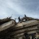Rescatistas realizan labores de búsqueda de personas desaparecidas en una zona afectada por los terremotos, este domingo, en Tanaguaneras, La Guaira (Venezuela). EFE/ Henry Chirinos