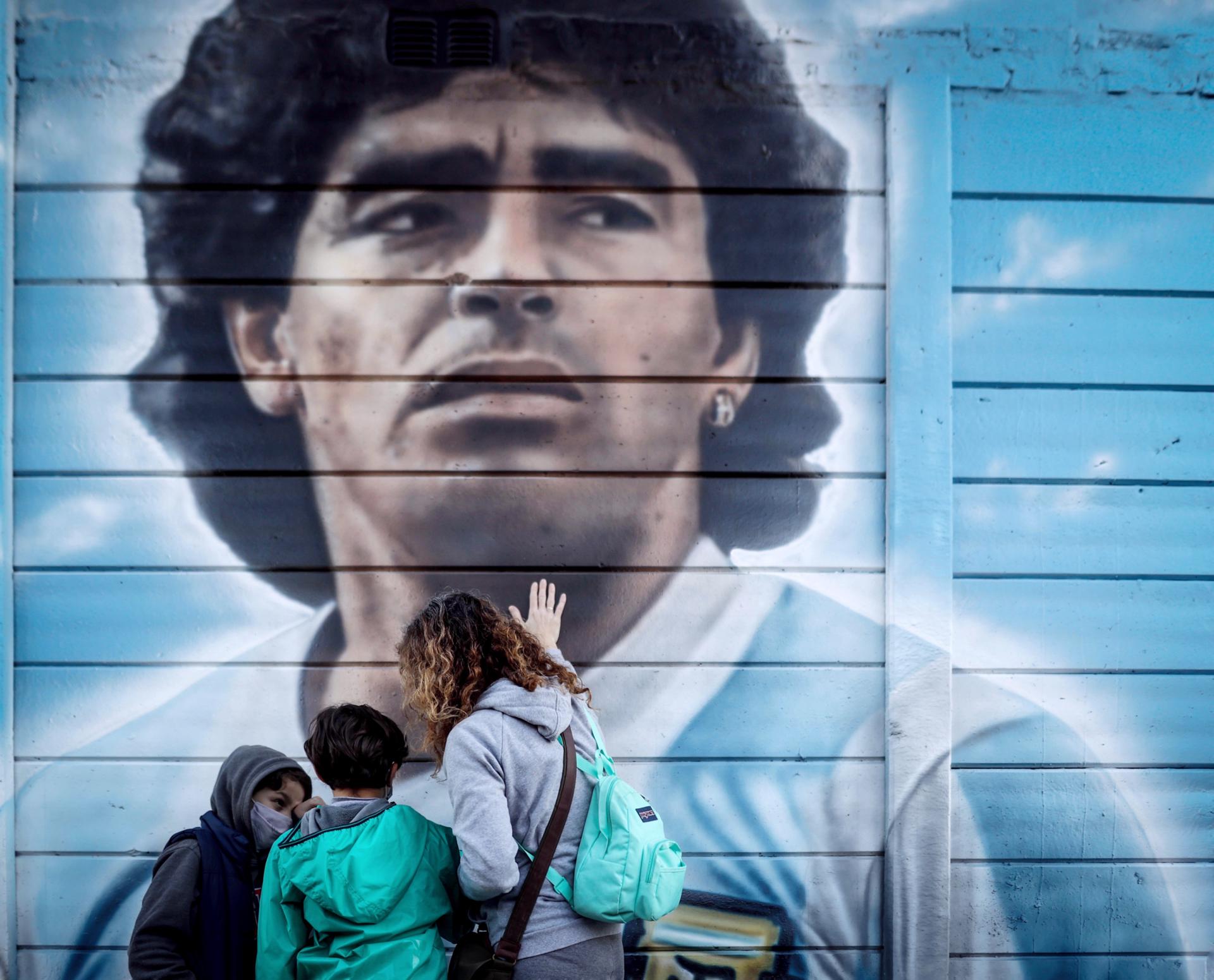 Mural de Diego Armando Maradona, en Buenos Aires (Argentina). EFE/Juan Ignacio Roncoroni