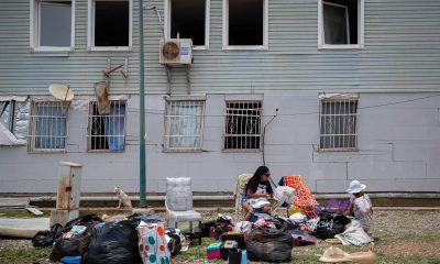 Personas fueron captadas este 28 de junio al esperar frente a un edificio afectado por los terremoto del pasado miércoles, en Catia La Mar (La Guaira, Venezuela). EFE/Ronald Peña