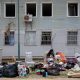 Personas fueron captadas este 28 de junio al esperar frente a un edificio afectado por los terremoto del pasado miércoles, en Catia La Mar (La Guaira, Venezuela). EFE/Ronald Peña