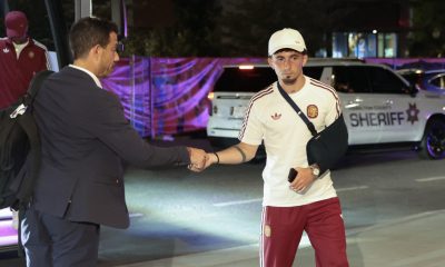 El jefe de los Servicios Médicos de la Real Federación Española de Fútbol, Claudio Vázquez Colomo (i), conversa con jugadores a su llegada al hotel de Chattanooga, tras el partido de anoche en Gadalajara (México) contra Uruguay. EFE/ Lavandeira Jr