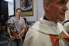El entrenador del Valencia Basket, Pedro Martínez, con el trofeo en la ofrenda floral a la Mare de Déu tras la consecución de la Liga Endesa, este jueves en Valencia. EFE/Ana Escobar
