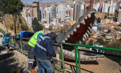 Personas reparan una baranda del Parque Laikakota este domingo, en La Paz (Bolivia). EFE/ Gabriel Márquez