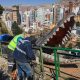 Personas reparan una baranda del Parque Laikakota este domingo, en La Paz (Bolivia). EFE/ Gabriel Márquez