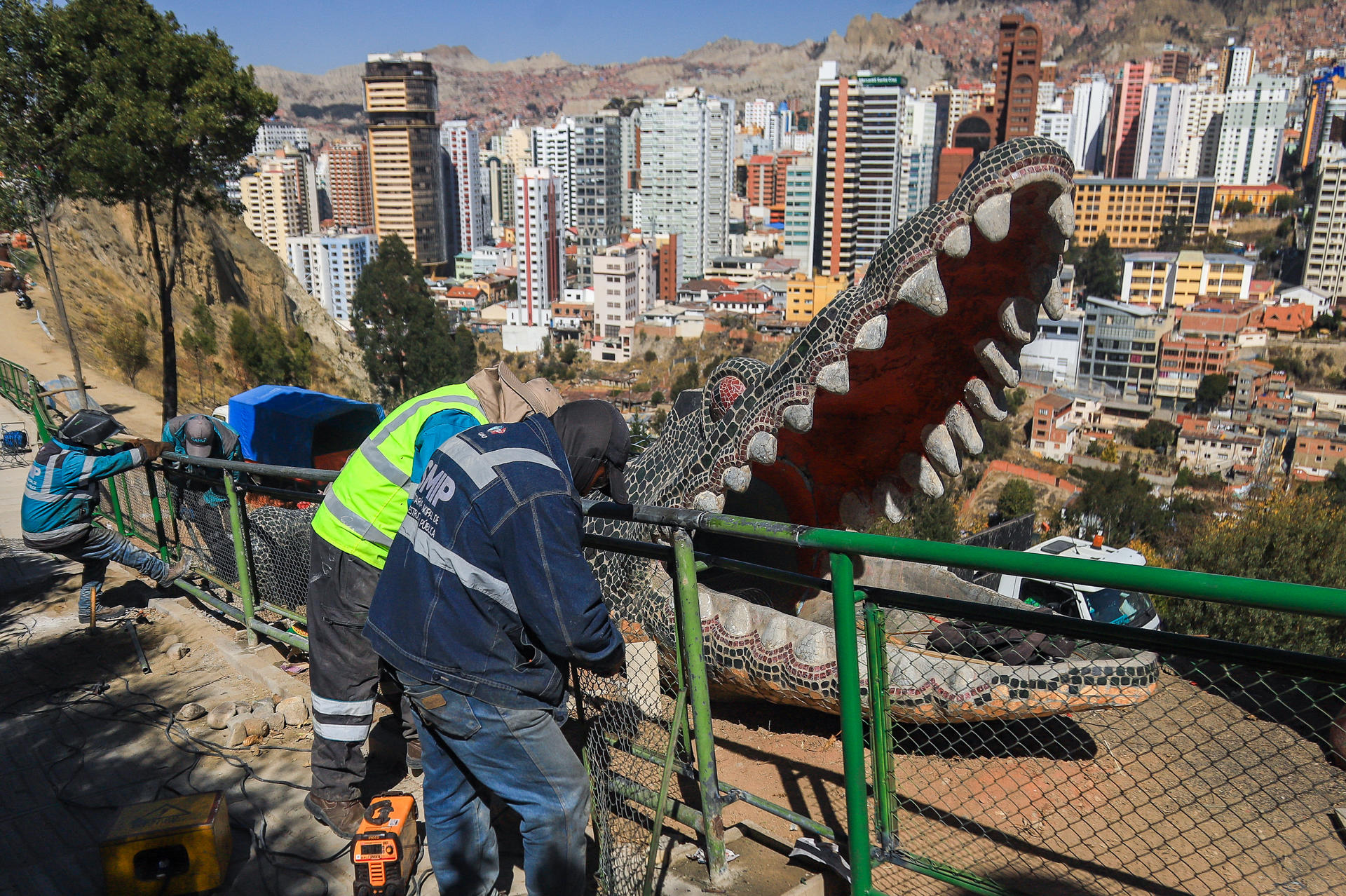 Personas reparan una baranda del Parque Laikakota este domingo, en La Paz (Bolivia). EFE/ Gabriel Márquez