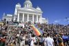 Manifestantes despliegan una gran bandera arcoíris mientras en el desfile del Orgullo LGTBI de Helsinki (Finlandia). EFE/EPA/KIMMO BRANDT
