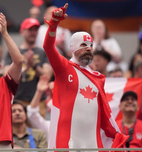 Aficionados de Canadá animan antes del partido de la segunda ronda de 32 de la Copa Mundial de la FIFA 2026. EFE/EPA/SCOTT STRAZZANTE