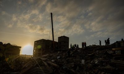 Rescatistas buscan sobrevivientes por el doble terremoto de magnitud 7,2 y 7,5 que sacudieron la zona norte de Venezuela este lunes, en Catia La Mar, estado La Guaira (Venezuela). EFE/ Henry Chirinos