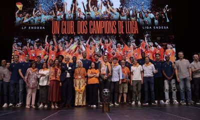 La plantilla del Valencia Basket, el cuerpo técnico y el propietario del equipo, Juan Roig, entre otros, durante la celebración del título de Liga de baloncesto este jueves en el Roig Arena, en Valencia. EFE/Biel Aliño