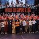 La plantilla del Valencia Basket, el cuerpo técnico y el propietario del equipo, Juan Roig, entre otros, durante la celebración del título de Liga de baloncesto este jueves en el Roig Arena, en Valencia. EFE/Biel Aliño