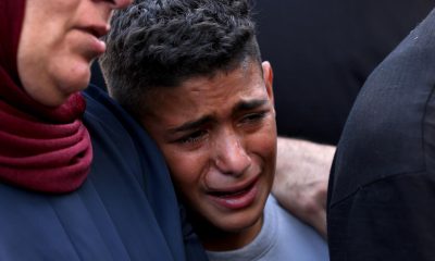 Un niño llora durante el funeral de un familiar en la localidad de Salem, cerca de la ciudad cisjordana de Nablus, en una imagen de archivo. EFE/EPA/ALAA BADARNEH