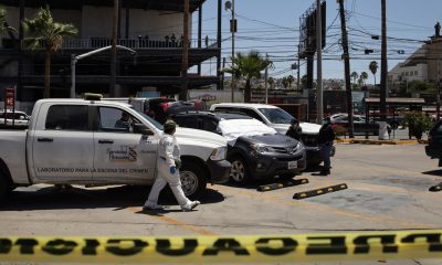 Integrantes de la Policía de México custodian la zona de un crimen este sábado, en Tijuana (México). EFE/Joebeth Terríquez