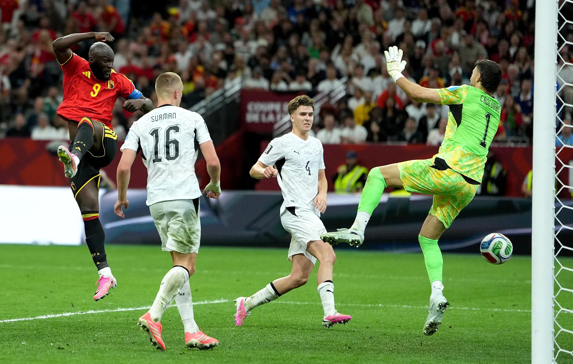 Romelu Lukaku (i), de Bélgica, marca el cuarto gol de su equipo con un cabezazo durante el partido de la fase de grupos de la Copa Mundial de la FIFA 2026 entre Nueva Zelanda y Bélgica en Vancouver (Canadá). EFE/BOB FRID