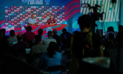El centrocampista portugués Bernardo Silva (d) en rueda de prensa en la sede de concentración de la selección nacional de Portugal en Palm Beach (Florida, EEUU). EFE/ Alberto Boal